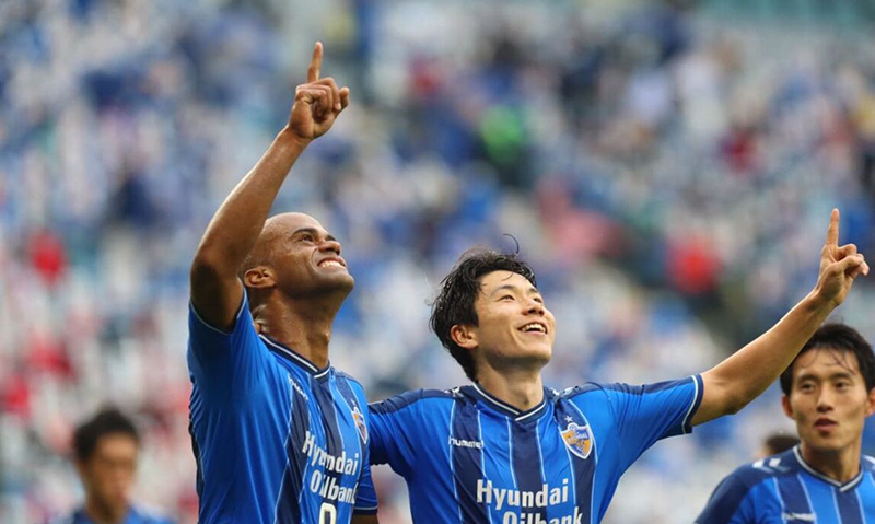 persepolis-presented-the-cup-to-ulsan persepolis-presented-the-cup-to-ulsan
