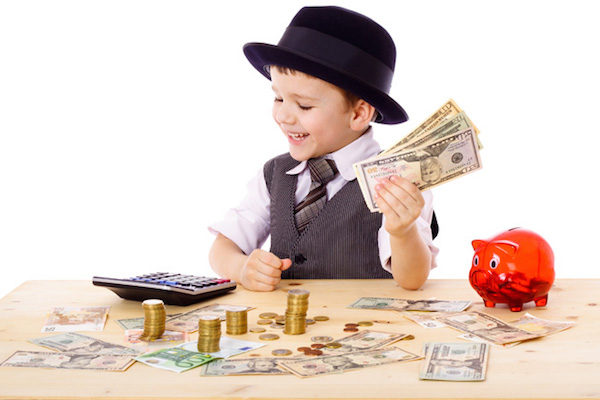 چگونه مهارت پس انداز کردن و خرج کردن پول را به کودک آموزش دهیم ؟