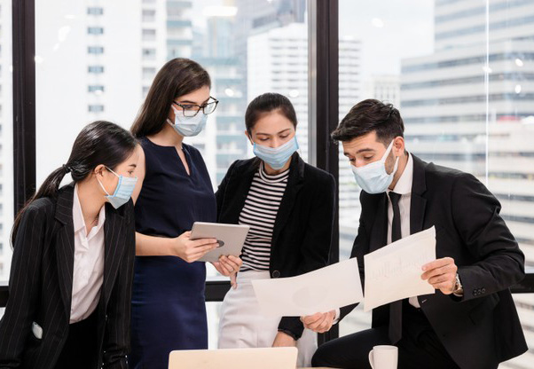 تهدید جدید کرونا در شرکت‌ها؛ چگونه وقتی تمام دنیا خسته شده است مدیریت کنیم؟