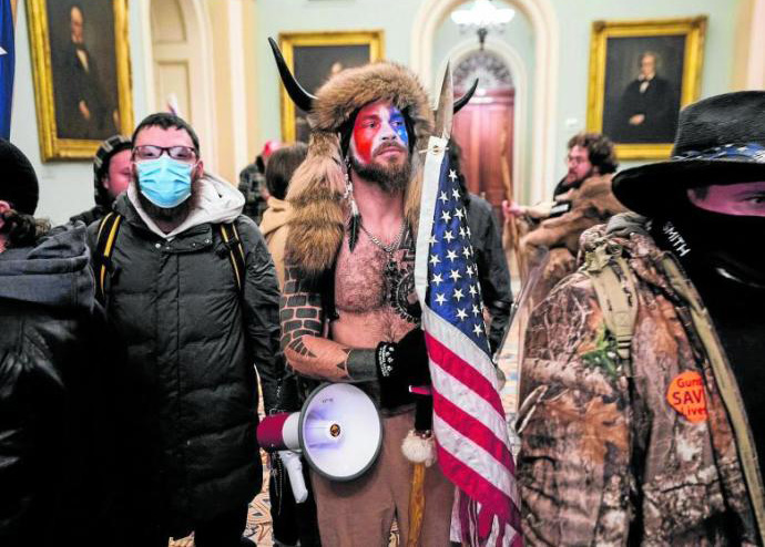 جیک آنجلی ؛ آشنایی با چهره کلاه شاخدار حمله به کنگره آمریکا