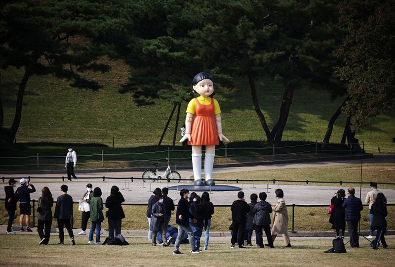 عروسک غول‌پیکر ترسناک سریال بازی مرکب در پارک سئول + عکس