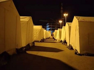 توزیع 3180 تخته چادر در میان زلزله زدگان هرمزگان