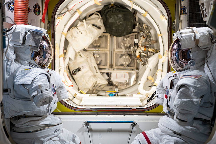 یک جفت لباس فضایی آمریکایی در داخل ایستگاه فضایی بین‌المللی آماده برای راهپیمایی فضایی است.