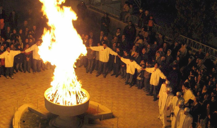 برگزاری مراسم آذرگان و حلقه به دور آتش توسط زرتشتیان