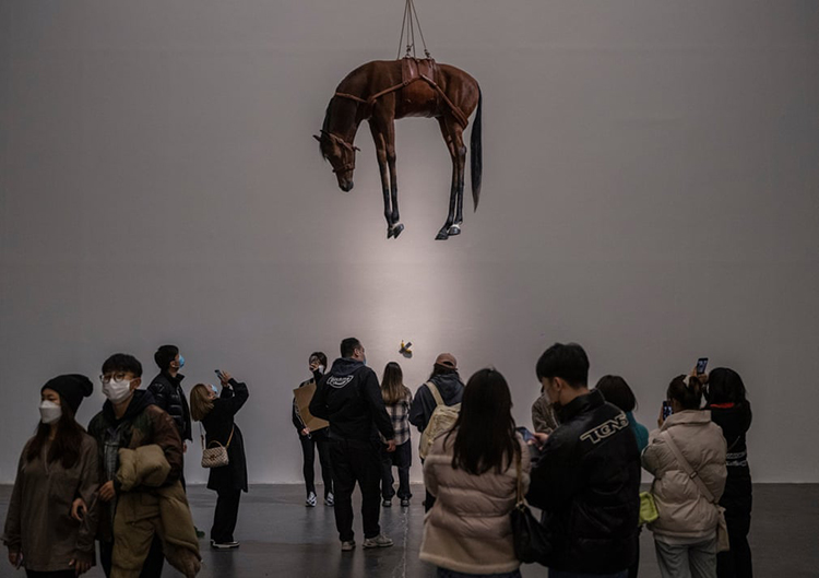 بازدیدکنندگان نمایشگاه Last Judgment در مرکز UCCA برای هنرهای معاصر گرد هم می آیند. پکن، چین