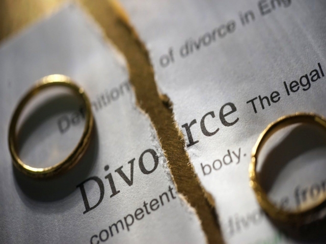 بررسی عواملی که موجب می شود تا زوجین تصمیم به طلاق توافقی بگیرند