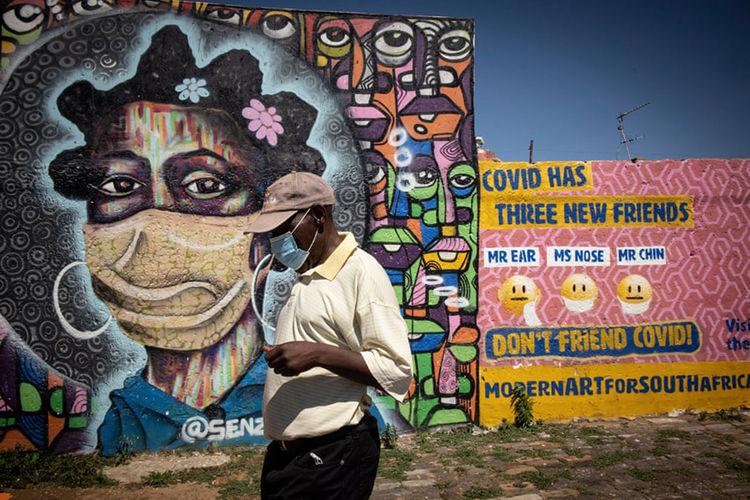 یک نقاشی دیواری در مورد خطرات ویروس کرونا اطلاعات رسانی می کند. ژوهانسبورگ، آفریقای جنوبی