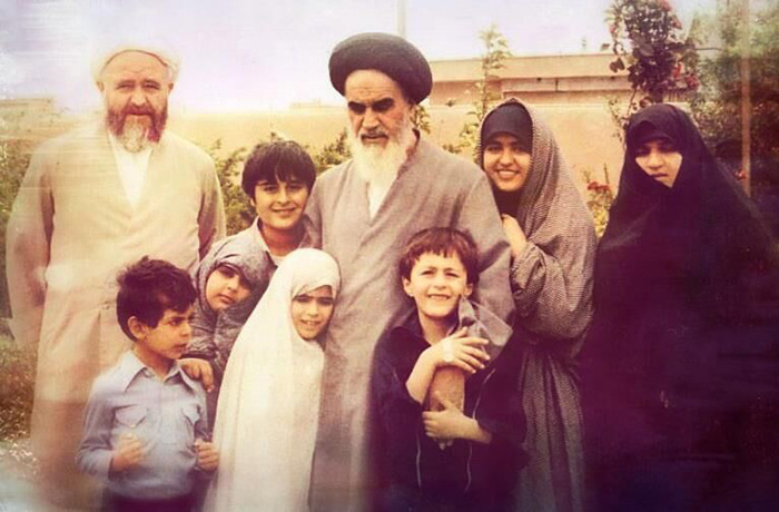 زهرا اشراقی در کنار پدربزرگش امام خمینی