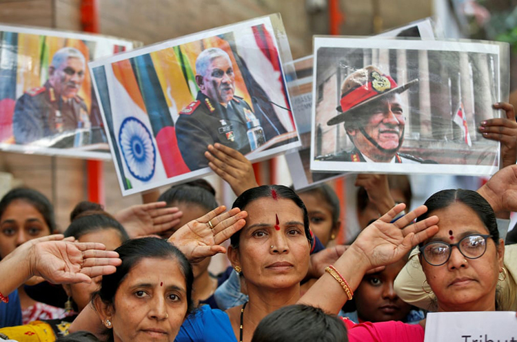 مردم پوستر رئیس ستاد دفاع، ژنرال بیپین روات را پس از کشته شدن او و 12 نفر دیگر در سقوط هلیکوپتر در دست دارند. احمدآباد، هند