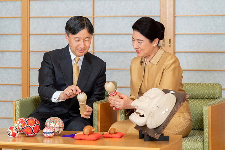 امپراتور ناروهیتو و ملکه ماساکو به صنایع دستی سنتی در کاخ امپراتوری قبل از تولد 58 سالگی امپراتور نگاه می کنند. توکیو ژاپن