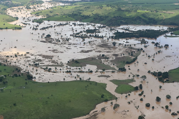 طغیان رودخانه و سیل در ایالت باهیا. ایتاماراجو، برزیل