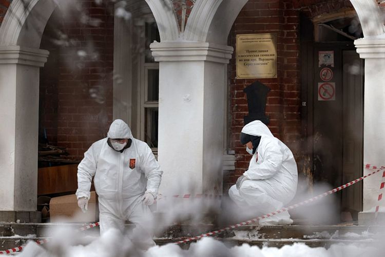 کارشناسان در حال بررسی انفجار در  صومعه Vvedenskiy Vladychniy . سرپوخوف، روسیه