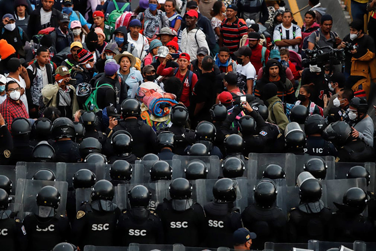 کشمکش میان پناهجویان و پلیس مکزیک برای ورود به این کشور .مکزیکو سیتی، مکزیک