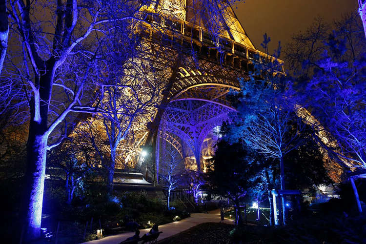 بخشی از برج ایفل برای جشن های کریسمس و سال نو به رنگ آبی چراغانی می شود. پاریس، فرانسه