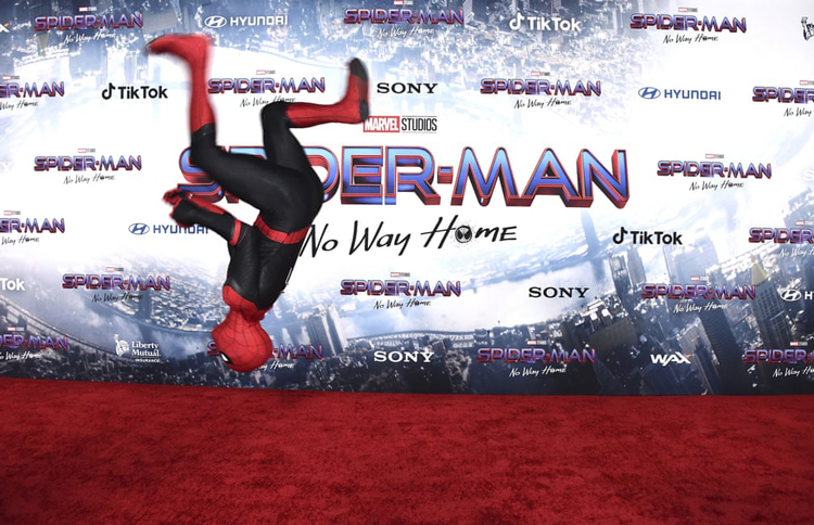 پشتک زدن اسپایدرمن در اولین نمایش فیلم Spider Man: No Way Home در Regency Village Theater. لس آنجلس، آمریکا