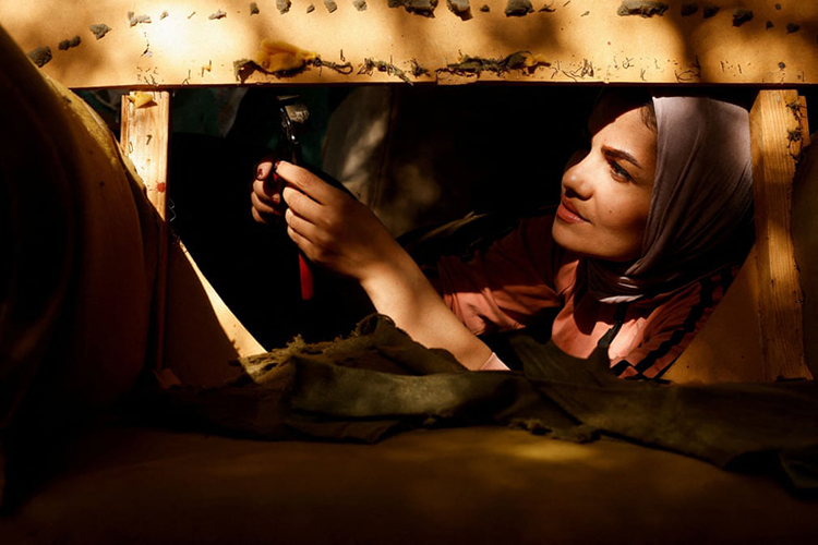 نور الجنابی، نجار خانمی که مبلمان را در گاراژ خانه خود تعمیر می کند. بغداد، عراق