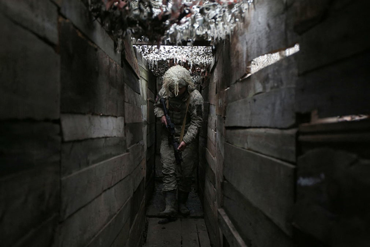 سربازی در امتداد سنگر در خط مقدم  جدایی‌طلبان تحت حمایت روسیه در نزدیکی شهر آودیوکا در دونتسک  آودیوکا، اوکراین
