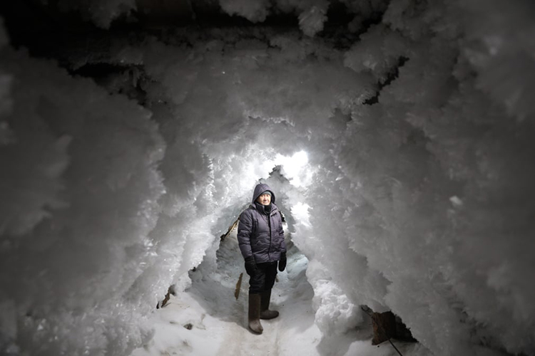 ورودی یخ زده غار چیسخان - یاکوت 'ارباب سرما' - جاذبه گردشگری در غرب روسیه، تومتور، روسیه