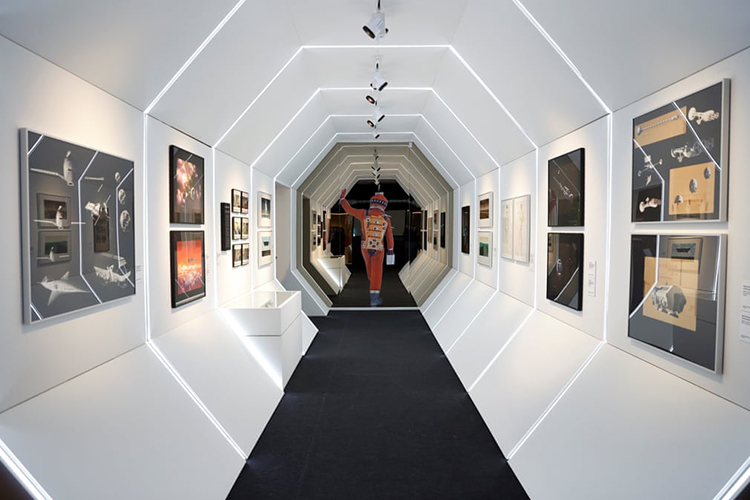 راهرویی با الگوبرداری از مجموعه فیلم 2001: ادیسه فضایی بخشی از نمایشگاه استنلی کوبریک  که بیش از 600 قطعه فیلم‌شناسی کارگردان آمریکایی به نمایش می‌گذارد. مادرید، اسپانیا