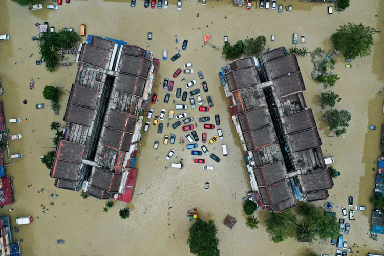 غوطه ور شدن خودروها در سیلاب یکی از مناطق آسیب دیده در ایالت سلانگور. شاه عالم، مالزی