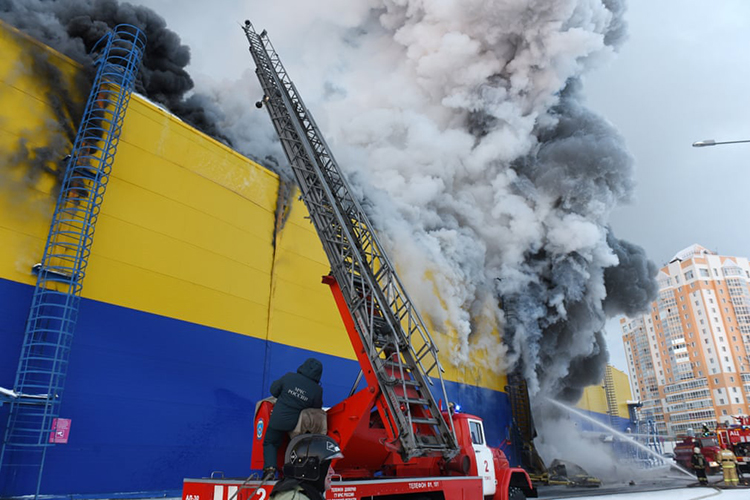 تلاش آتشنشانان با مهار آتش سوزی در سوپرمارکت لنتا. تومسک، روسیه
