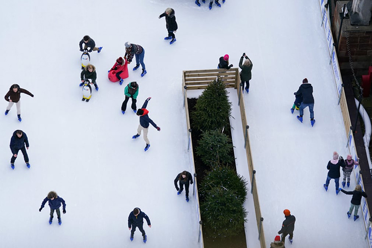 مردم در کاونتری گلایدز، واقع در محوطه کلیسای جامع کاونتری، در حال اسکیت روی یخ هستند. <br />وارویک شایر، انگلستان