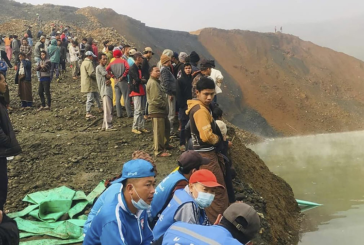 مردم منتظرند تا امدادگران به دنبال ده ها مفقود شده پس از رانش زمین در معدن یشم بگردند.کاچین، میانمار