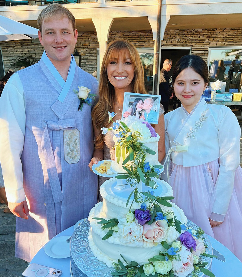 جین سیمور در کنار پسر و عروس کره ای اش