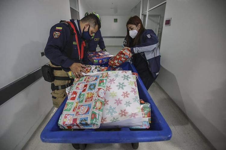 اعضای آتش نشانی بوگوتا با لباس بابانوئل هدایای کریسمس را برای بیماران بیمارستان کودکان La Misericordia می آورند. بوگوتا، کلمبیا