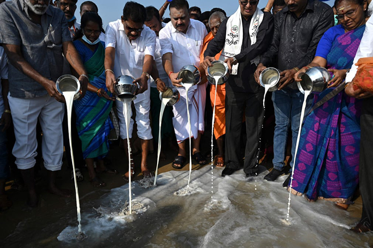 مردم هنگام برگزاری مراسمی برای قربانیان سونامی سال 2004 در ساحل Pattinapakkam، شیر را به دریا می ریزند. چنای، هند