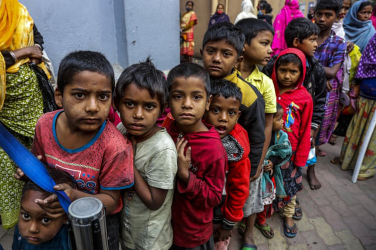 کودکان بی خانمان برای دریافت وعده غذایی صبحگاهی از مبلغان خیریه، سفارشی که توسط سنت ترزا تأسیس شده، در دفتر مرکزی آن در کلکته صف می کشند. کلکته، هند