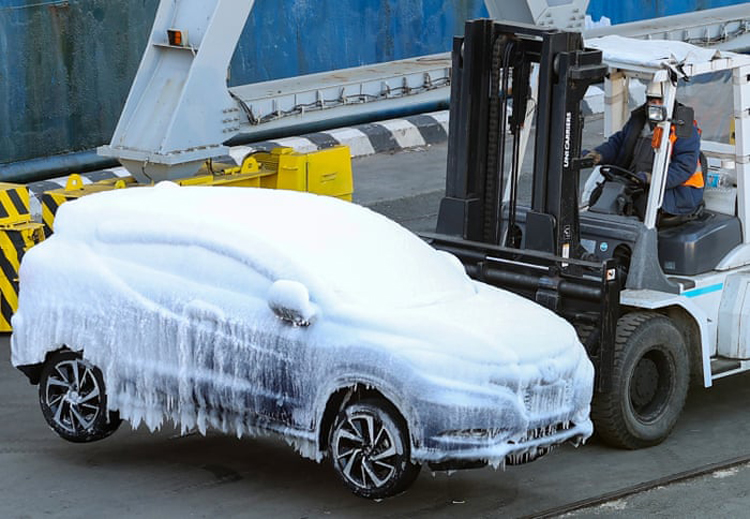 یک خودروی یخ زده ژاپنی در بندر ولادی وستوک تخلیه شد. ولادی وستوک، روسیه