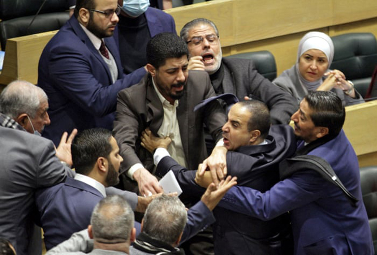 نمایندگان مجلس در جریان درگیری در مجلس از هم جدا می شوند. عمان، اردن