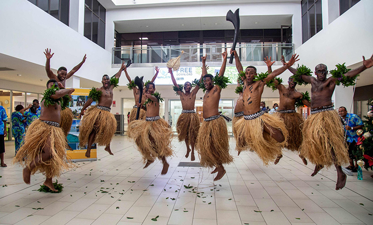 کشور فیجی برای اولین بار از زمان همه‌گیری کووید19 مرزهای خود را به روی مسافران بین‌المللی باز کرده است. نادی، فیجی