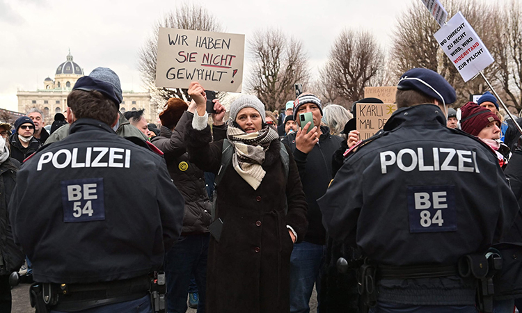 ادامه اعتراضات مخالفان اقدامات کووید19 در هنگام ادای سوگند صدراعظم جدید مقابل ساختمان صدراعظمی این کشور. وین، اتریش
