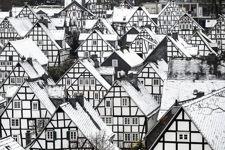برف سقف های شهر قدیمی تاریخی در نوردراین وستفالن را پوشانده است. فرودنبرگ، آلمان