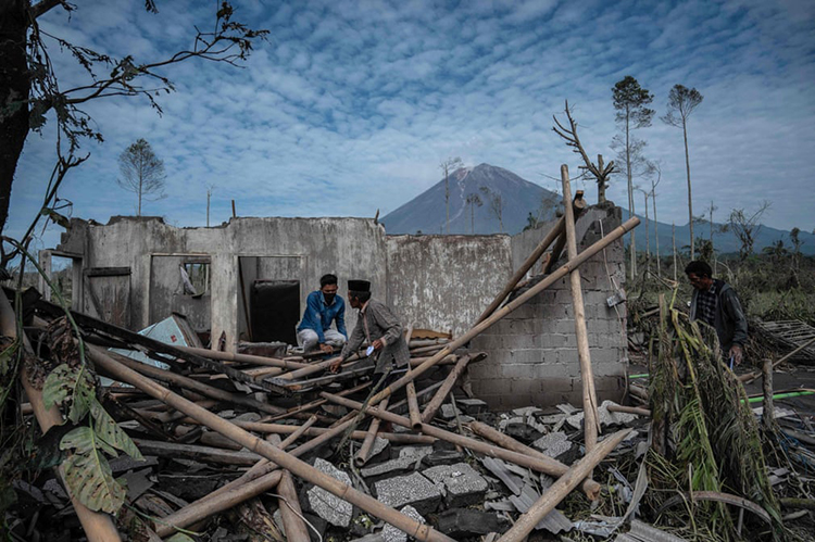 مردم وسایل خود را پس از فوران آتشفشان سمرو از خانه های آسیب دیده خود در روستای کوراه کوبوکان نجات می دهند.لوماجانگ، اندونزی