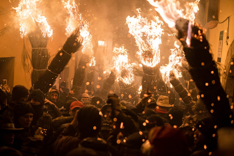 شرکت مردم در جشنواره Los Escobazos (جاروهای بزرگ) در Jarandilla de la Vera که در آن جاروها در آتش سوزانده می شوند. اکسترمادورا، اسپانیا