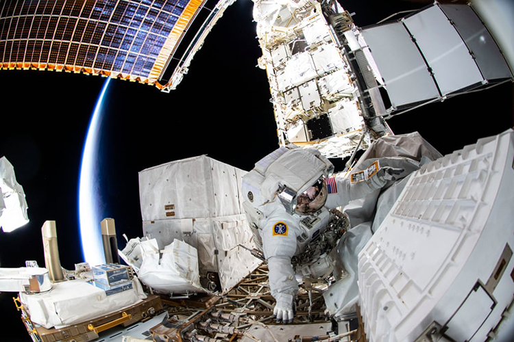 فضانورد ناسا، کایلا بارون، در طول یک راهپیمایی فضایی 6 ساعت و 32 دقیقه ای برای جایگزینی سیستم آنتن در سازه خرپایی بندر 1 ایستگاه  بین المللی فضایی، فضا