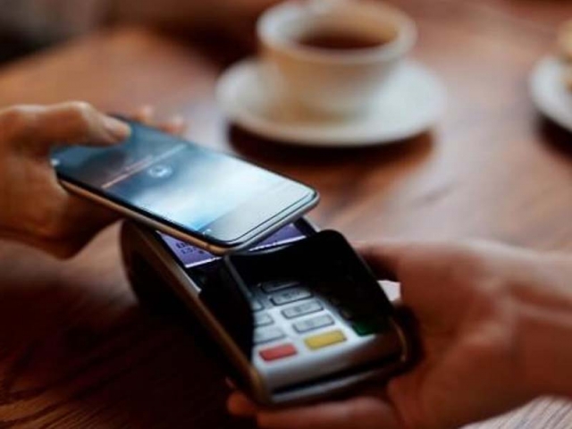 خرید با تلفن همراه به جای کارت بانکی عملیاتی می‌شود