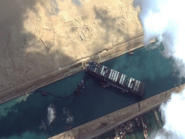 کشتی غول پیکر ژاپنی در کانال سوئز جابجا شد