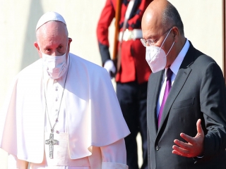 پاپ فرانسیس رهبر کاتولیک های جهان وارد عراق شد + جزئیات سفر او