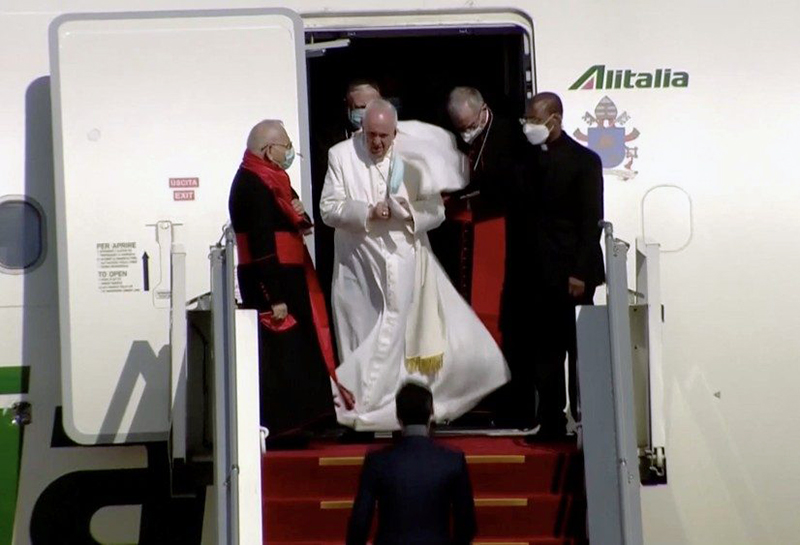 پاپ فرانسیس رهبر کاتولیک های جهان وارد عراق شد + جزئیات سفر او