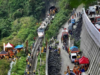دست‌ کم 50 نفر کشته در حادثه قطاری در تایوان + عکس
