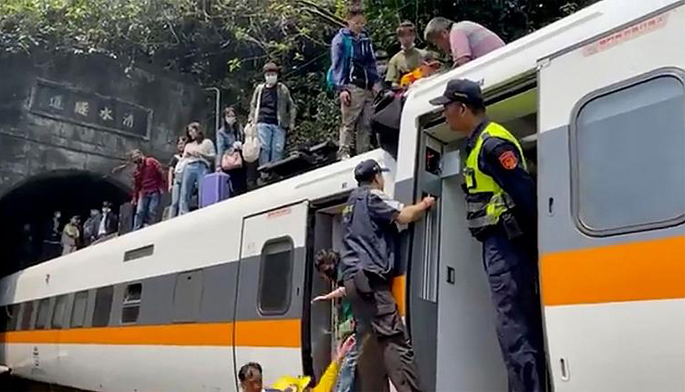 دست‌ کم 50 نفر کشته در حادثه قطاری در تایوان + عکس