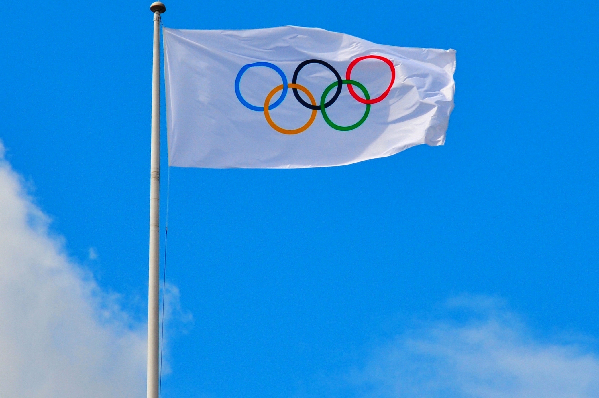 چه کسی پرچم المپیک را طراحی کرد؟