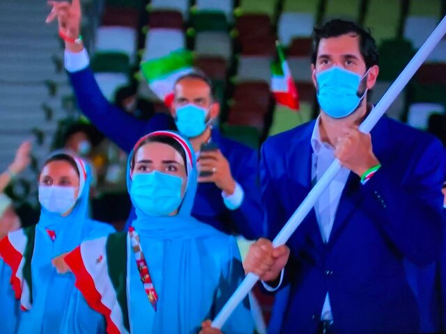 رژه کاروان ایران در افتتاحیه المپیک توکیو با همان لباس فیروزه ای