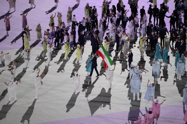 رژه کاروان ایران در افتتاحیه المپیک توکیو با همان لباس فیروزه ای