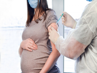 رجائی: زنان باردار باید در برابر کرونا واکسینه شوند