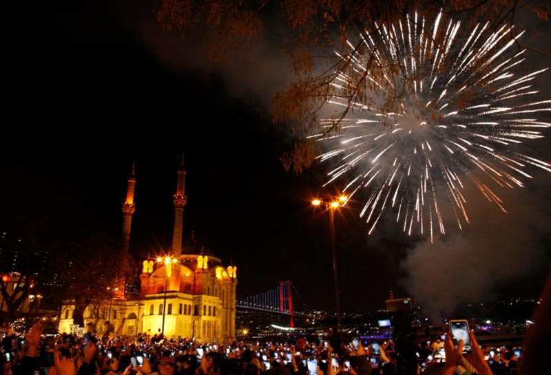 آتش بازی سال نو میلادی در آسمان استانبول، ترکیه